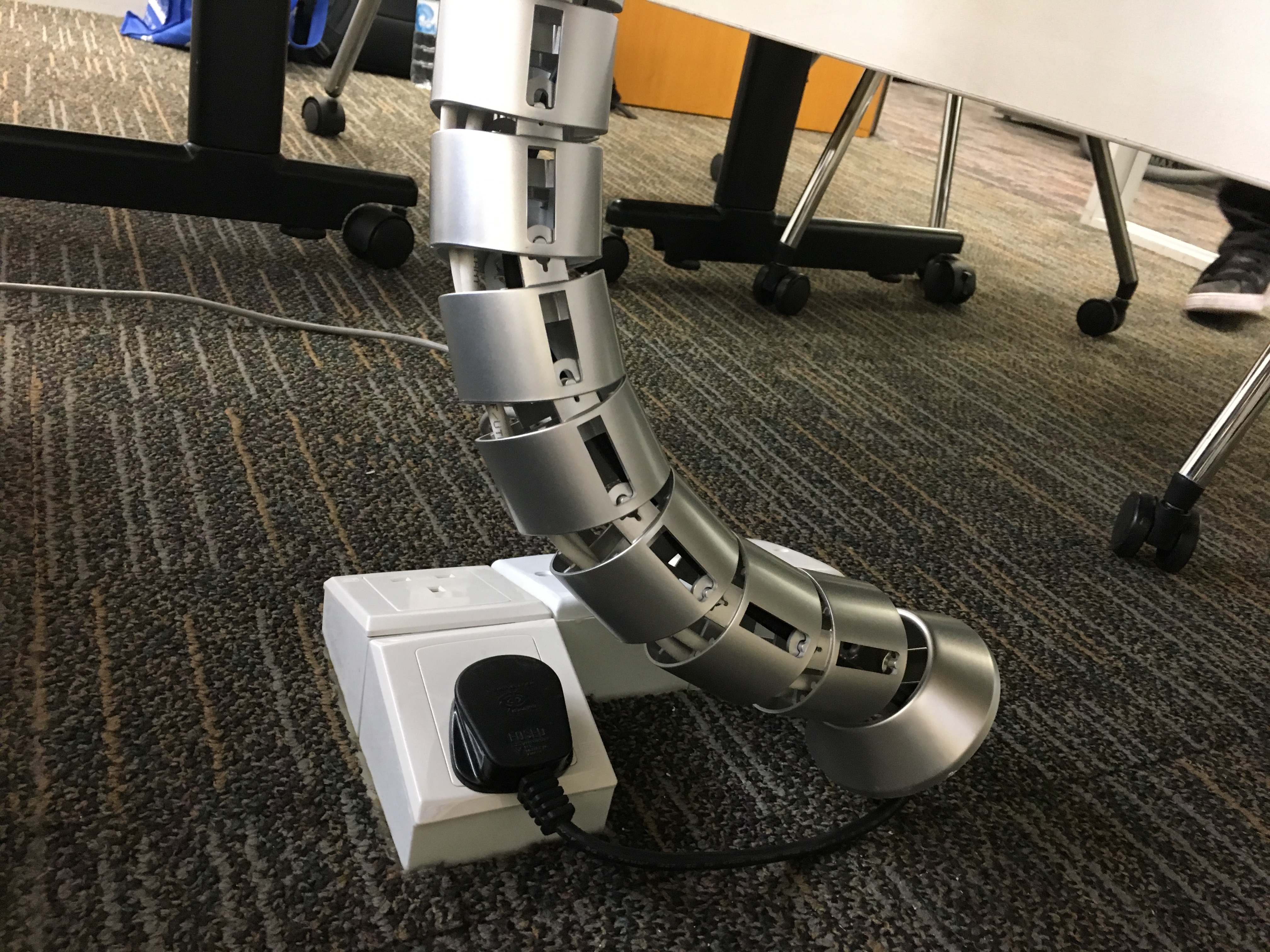 安泰保險會議室電視機移位工程 - 縮圖 2